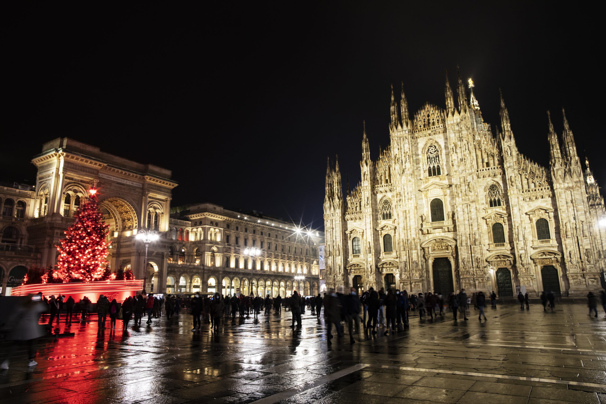 Milano reagisce e per il Natale accende 18 alberi