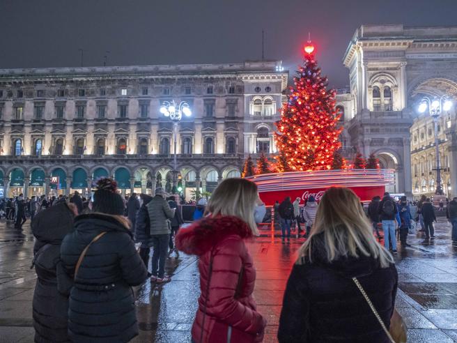 Dal Duomo alle periferie, Milano accende il Natale con 21 alberi firmati